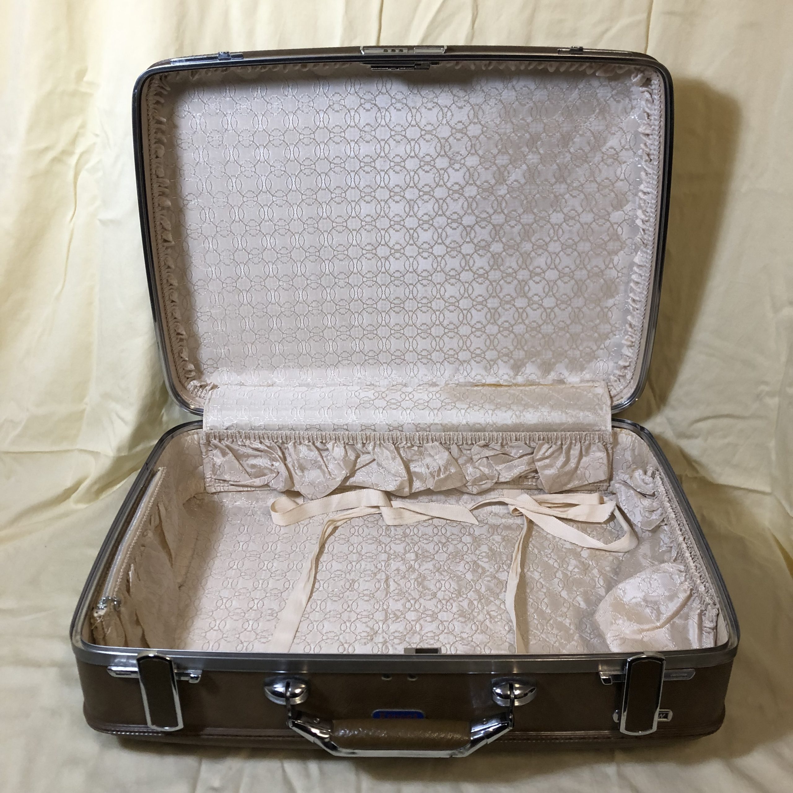 Vintage American Tourister Escort Brown Suitcase (Medium) – Society of St  Vincent de Paul Council of Pittsburgh
