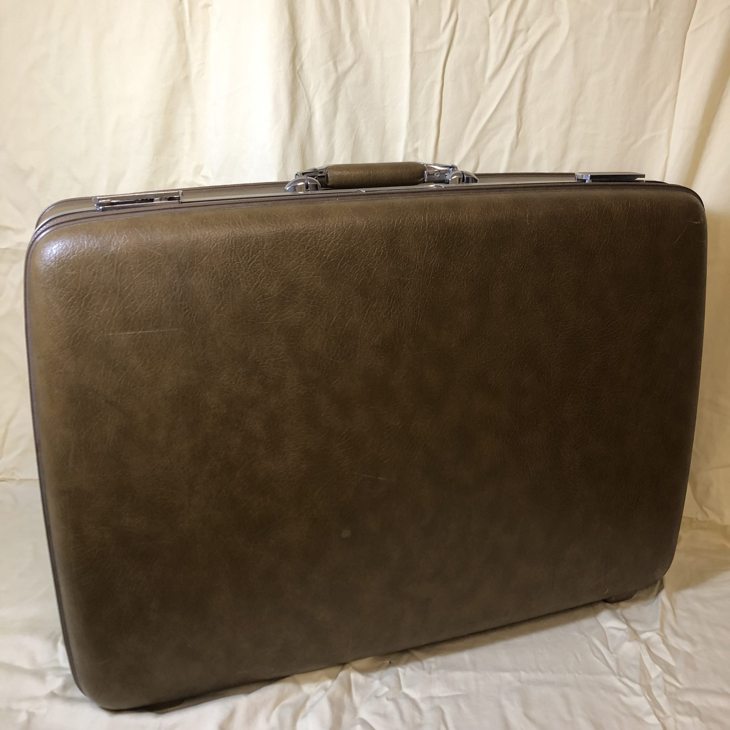 Vintage American Tourister Escort Brown Suitcase (Large) – Society of St  Vincent de Paul Council of Pittsburgh