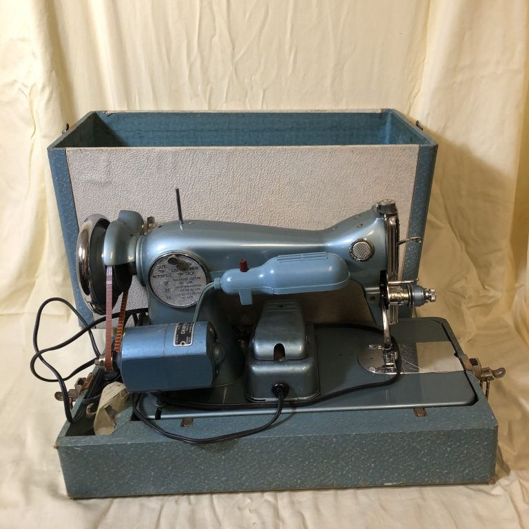 vintage universal deluxe sewing machine